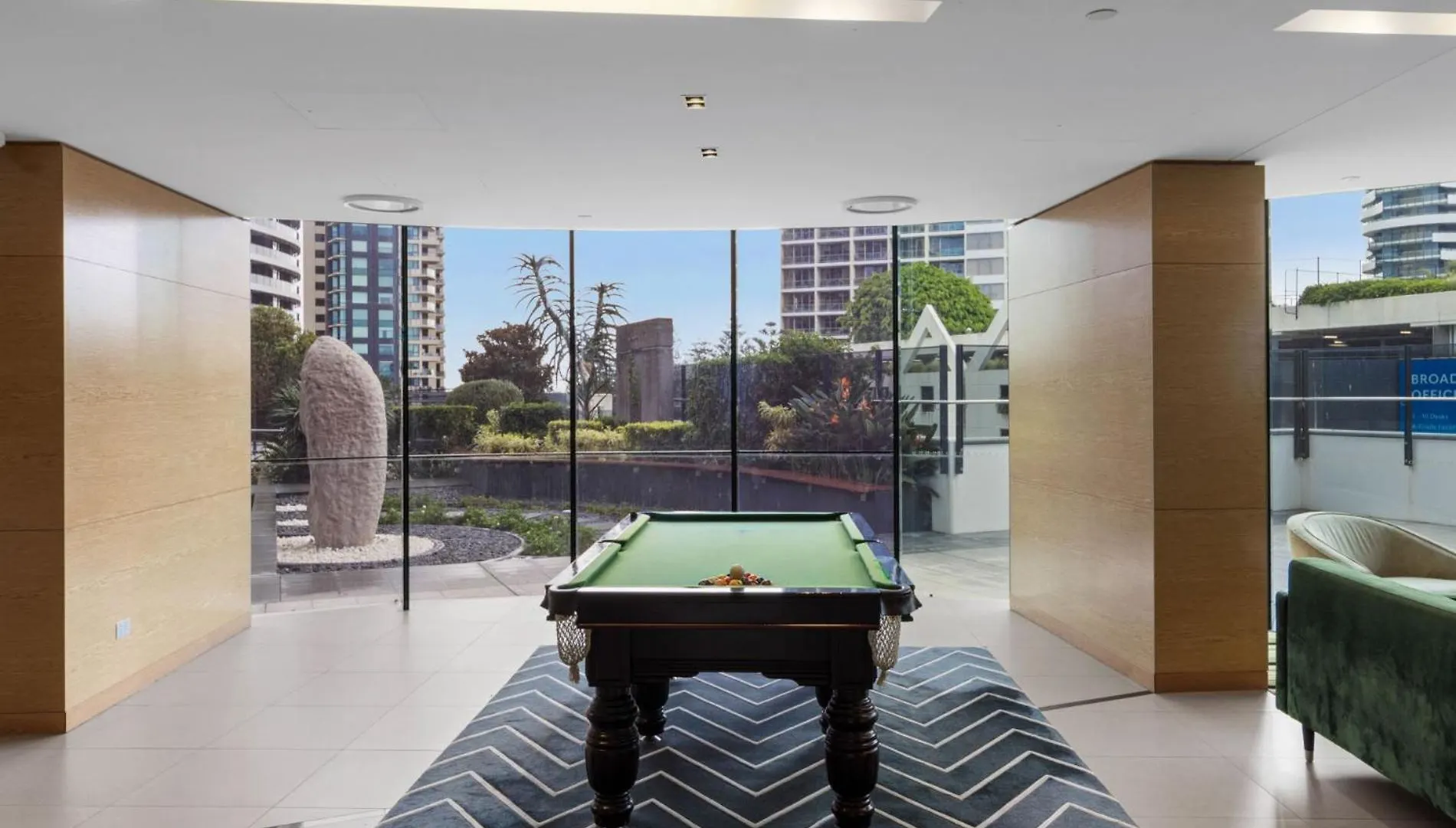 Luxury Broadbeach Escape With A Private Courtyard ゴールドコースト アパート