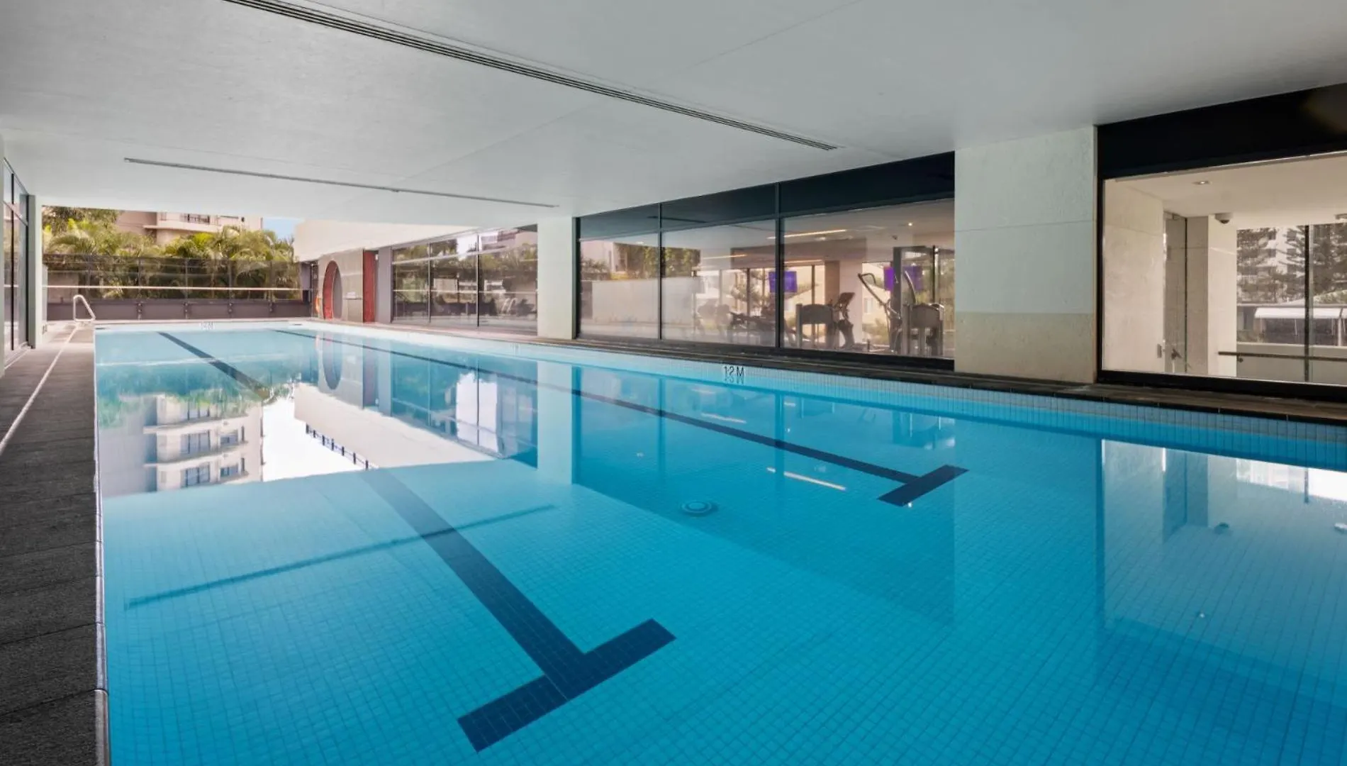 アパート Luxury Broadbeach Escape With A Private Courtyard ゴールドコースト オーストラリア