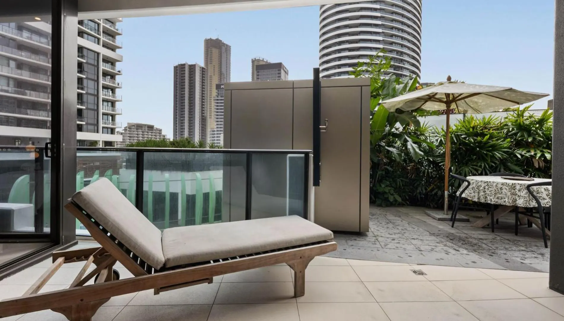 アパート Luxury Broadbeach Escape With A Private Courtyard ゴールドコースト