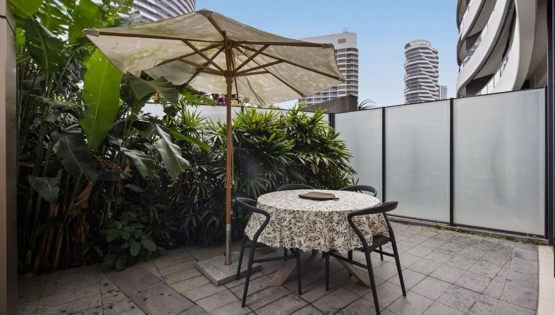 アパート Luxury Broadbeach Escape With A Private Courtyard ゴールドコースト