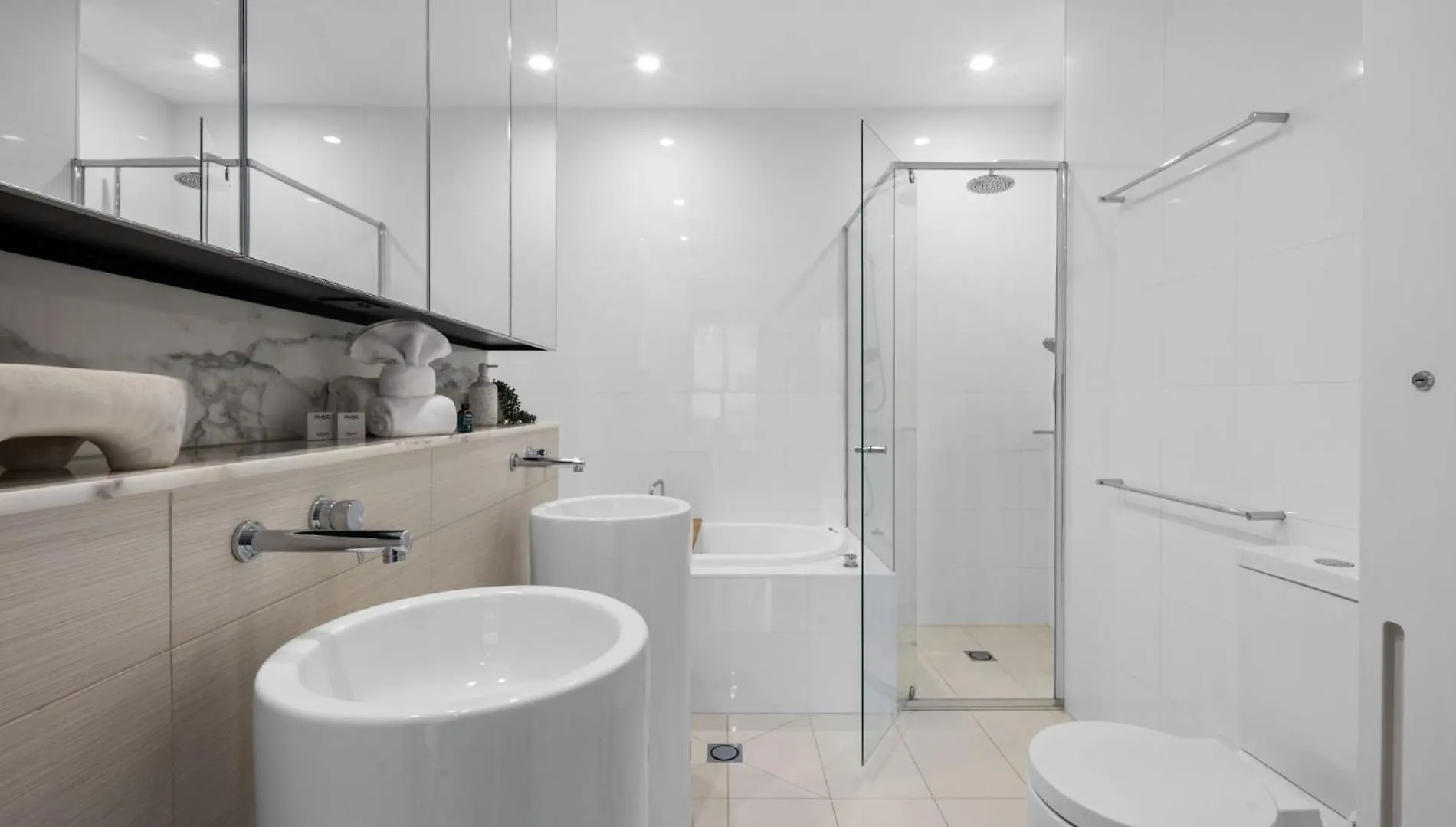 Luxury Broadbeach Escape With A Private Courtyard ゴールドコースト アパート