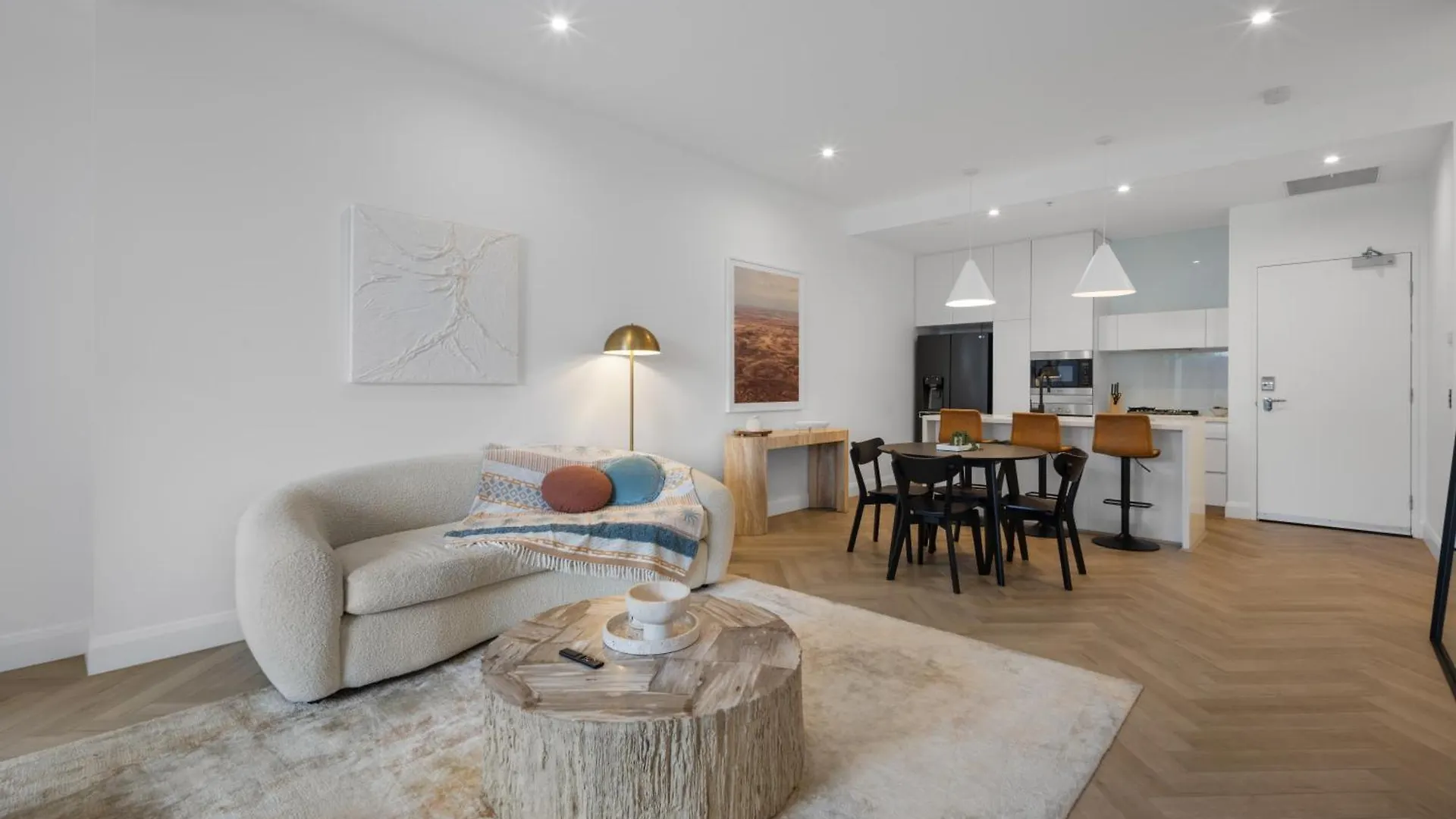 Luxury Broadbeach Escape With A Private Courtyard ゴールドコースト
